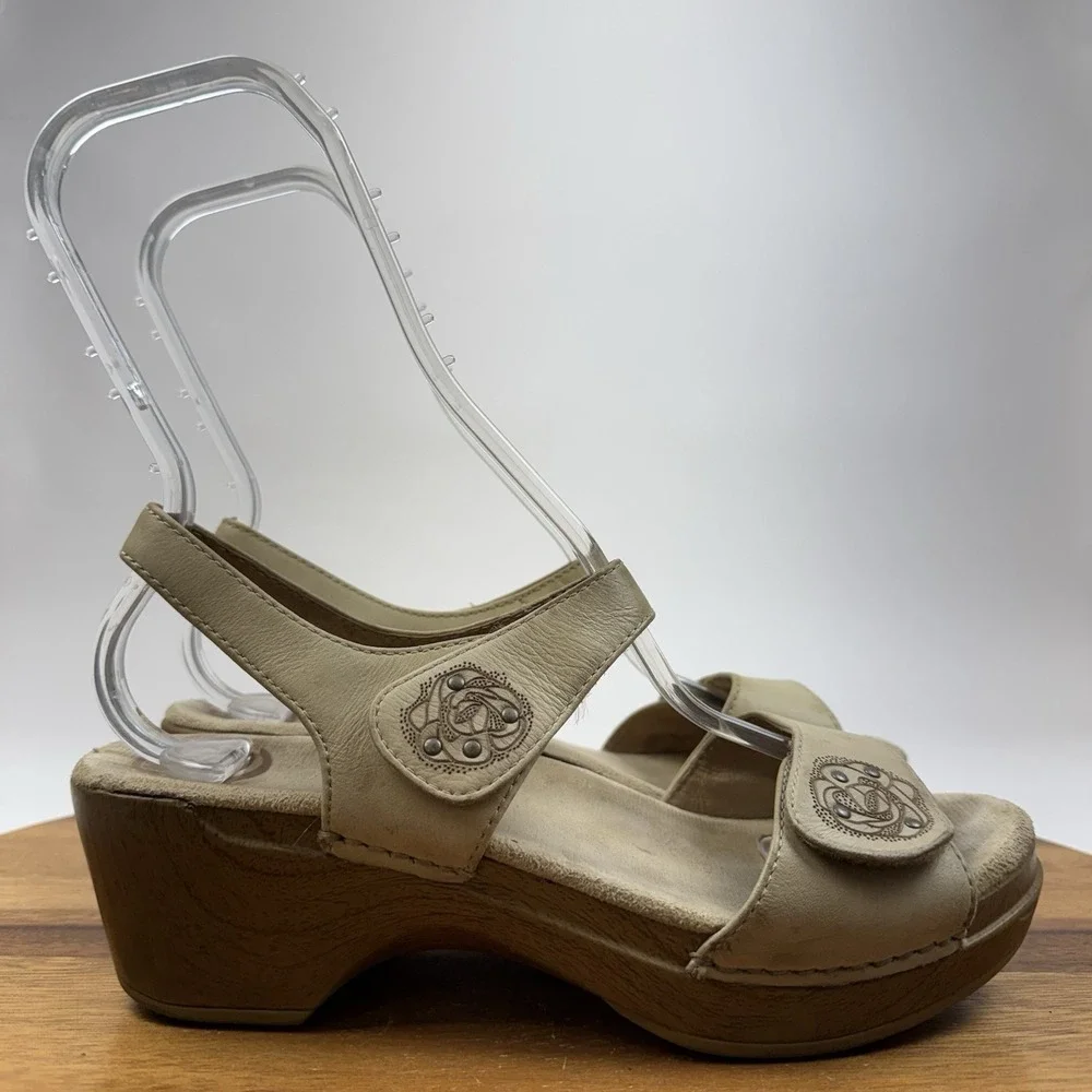 Womens Dansko Sonnet Floral Embossed Tan Leather Heeled Sandals SZ EU 39 US 8.5